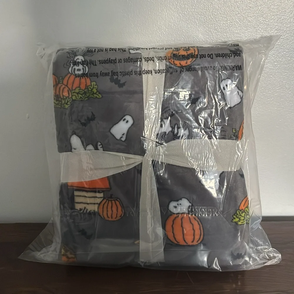 NWT-BERKSHIRE- Peanuts- Snoopy- Halloween- Gray VelvetSoft Blanket 55x70 👻🎃🦇